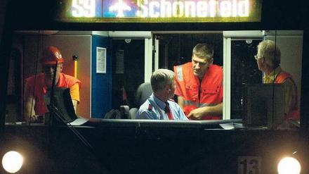 Tunnelblick. Vor zwei Wochen fuhr die erste S-Bahn in den unterirdischen Flughafen-Bahnhof. Der hat sechs Gleise und ist ausreichend lang für Doppel-ICEs. Rund die Hälfte der Passagiere soll künftig mit Bus oder Bahn nach Schönefeld gelangen. Foto: Patrick Pleul/dpa