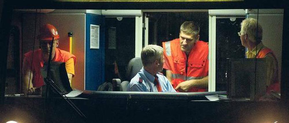 Tunnelblick. Vor zwei Wochen fuhr die erste S-Bahn in den unterirdischen Flughafen-Bahnhof. Der hat sechs Gleise und ist ausreichend lang für Doppel-ICEs. Rund die Hälfte der Passagiere soll künftig mit Bus oder Bahn nach Schönefeld gelangen. Foto: Patrick Pleul/dpa