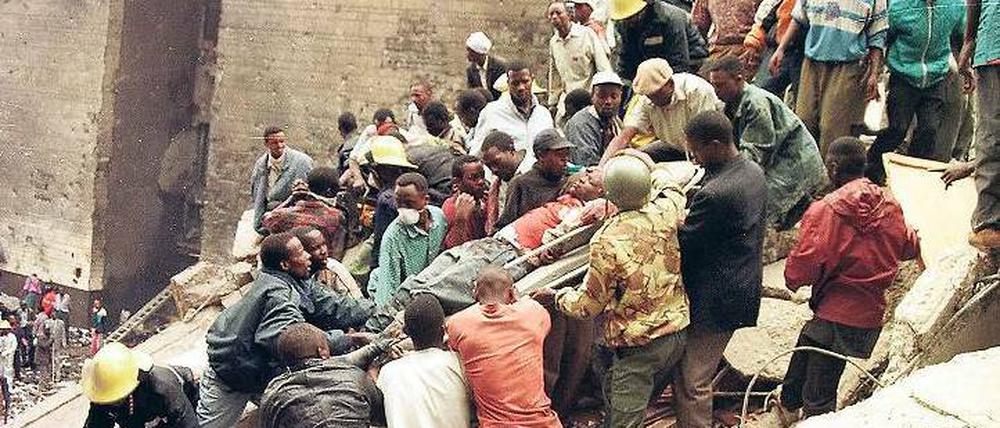 Im Rettungseinsatz. Helfer versuchen Verletzte aus den Trümmern der eingestürzten Hochhäuser um die Botschaft zu bergen. Foto: AFP