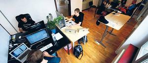 Die „6 Wunderkinder“. In einem Büro in Mitte hat das Webunternehmen erfolgreiche Apps entwickelt. Foto: dpa