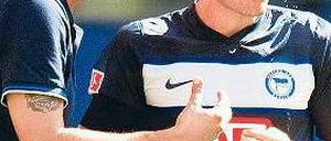 Nicht so schüchtern, Junge! Herthas Trainer Markus Babbel glaubt, dass Christian Lell noch mehr aus sich herausholen könnte – wenn er sich nur traut. Foto: dapd