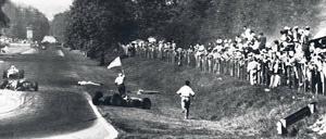 Tod bei Tempo 240. Wolfgang Graf Berghe von Trips (ganz in weiß) liegt vor der Parabolica leblos am Streckenrand. Foto: dapd