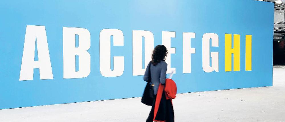Alphabet der Messen. Die Galerie Klosterfelde zeigt auf der abc eine Wandmalerei von Kay Rosen. Foto: art berlin contemporary