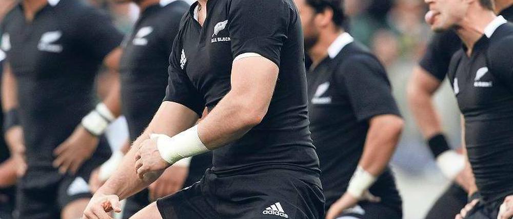 Zungenspieler. Neuseelands Rugbyteam beginnt jedes Match mit dem Haka, dem Einschüchterungstanz der Maori. Foto: dpa