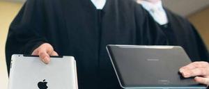 Zum Verwechseln ähnlich? Das meinten jedenfalls die Anwälte von Apple, die ein iPad mit Apfel-Logo und ein Galaxy Tab an einem Verhandlungstag präsentierten. Foto: dpa
