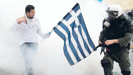 Dicke Luft. Die Griechen sind sauer auf ihre Regierung. Immer wieder kommt es zu Protesten. Dieses Bild entstand beim Generalstreik Ende Juni in Athen. Foto: Orestis Panagiotou/dpa