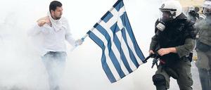 Dicke Luft. Die Griechen sind sauer auf ihre Regierung. Immer wieder kommt es zu Protesten. Dieses Bild entstand beim Generalstreik Ende Juni in Athen. Foto: Orestis Panagiotou/dpa