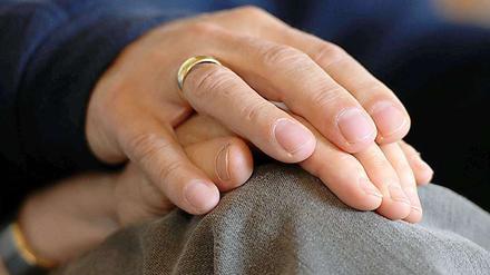 Hand drauf. Ehen in Deutschland werden nicht mehr so schnell geschieden.