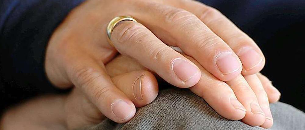 Hand drauf. Ehen in Deutschland werden nicht mehr so schnell geschieden.