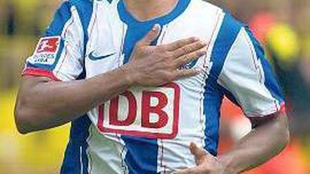 Ein Herz für Hertha. Raffael traf nicht nur das Tor, sondern jeweils einmal auch Latte und Pfosten. Foto: dpa