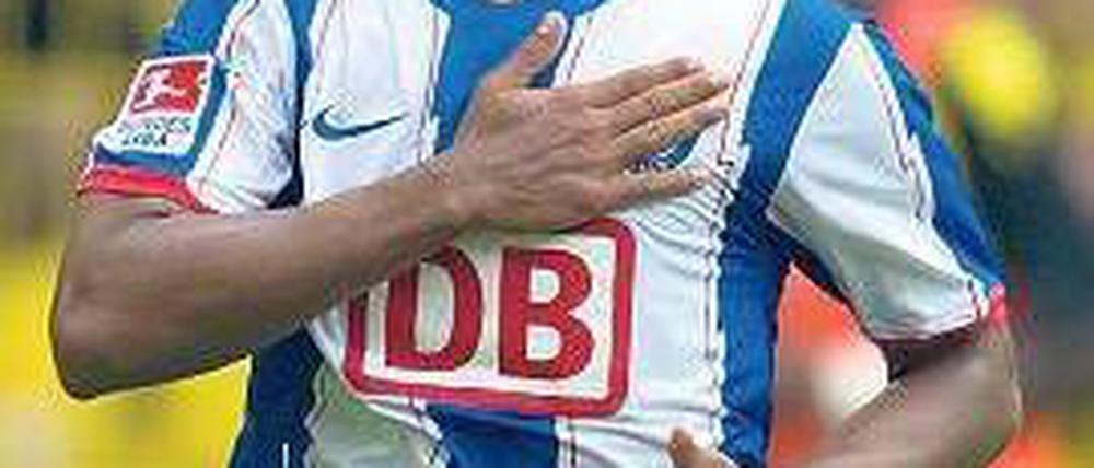 Ein Herz für Hertha. Raffael traf nicht nur das Tor, sondern jeweils einmal auch Latte und Pfosten. Foto: dpa