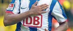 Ein Herz für Hertha. Raffael traf nicht nur das Tor, sondern jeweils einmal auch Latte und Pfosten. Foto: dpa