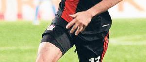 Fleißig bemüht. Leverkusens Michael Ballack fiel nicht weiter auf. Foto: dapd