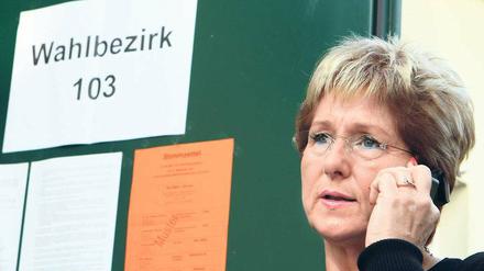Favoritin. Die Oberbürgermeisterin von Brandenburg an der Havel, Dietlind Tiemann (CDU), griff nach ihrer Stimmabgabe im Wahllokal erst mal zum Handy. Foto: dpa