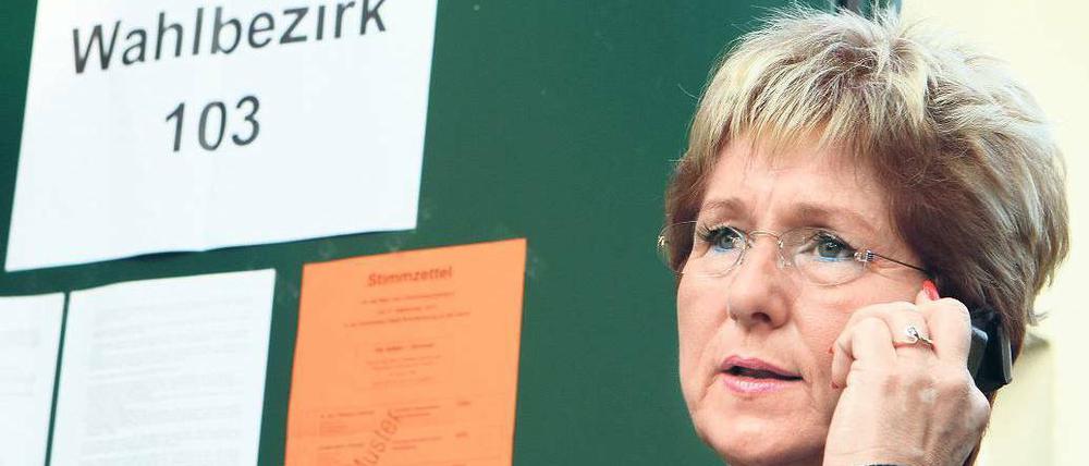 Favoritin. Die Oberbürgermeisterin von Brandenburg an der Havel, Dietlind Tiemann (CDU), griff nach ihrer Stimmabgabe im Wahllokal erst mal zum Handy. Foto: dpa