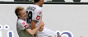 Marco Reus (l.) reißt Teamkollege Juan Arango nach seinem Führungstor zum 1:0 vor Freude zu Boden.