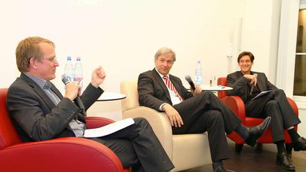 Bürgermeister Klaus Wowereit, eingerahmt von den Tagesspiegel-Chefredakteuren Stephan-Andreas Casdorff (l.) und Lorenz Maroldt.