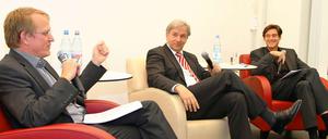 Bürgermeister Klaus Wowereit, eingerahmt von den Tagesspiegel-Chefredakteuren Stephan-Andreas Casdorff (l.) und Lorenz Maroldt.