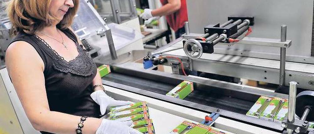 Teure Produktion. Osram hob den Preis für Energiesparlampen zuletzt deutlich an. Begründung: Die Kosten für Rohstoffe wie Seltene Erden sind extrem gestiegen. Foto: ddp