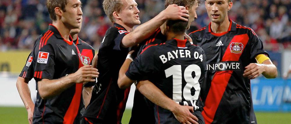 Leverkusens Spieler gratulieren Sidney Sam (2.v.r.) zu dessen Treffer zum 1:3.