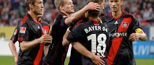 Leverkusens Spieler gratulieren Sidney Sam (2.v.r.) zu dessen Treffer zum 1:3.