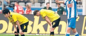 Verbeugung vor Hertha? Die Dortmunder Kagawa (l.) und Lewandowski wurden vom Berliner Mijatovic niedergerungen. Foto: dapd