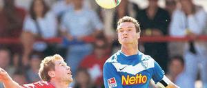 Die Bälle kriegen andere. Unions Terodde (l.) sieht Bochums Maltritz nach.