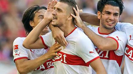Torschützen unter sich: Shinjo Okazaki (l.) und Serdar Tasci (r.) bejubeln mit Zdravko Kuzmanovic dessen Treffer zum vorentscheidenen 2:0.