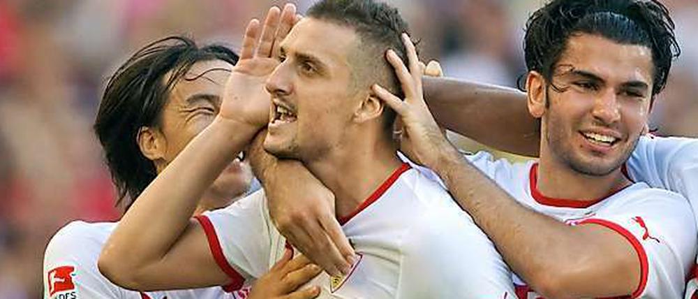 Torschützen unter sich: Shinjo Okazaki (l.) und Serdar Tasci (r.) bejubeln mit Zdravko Kuzmanovic dessen Treffer zum vorentscheidenen 2:0.