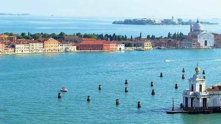 Als „Multiversum“ empfand Luigi Nono sein Venedig. Weil man hier immer mehr hört als sieht. Blick auf die Giudecca, die dem Stadtzentrum vorgelagerte Insel, auf der Nono von 1955 bis zu seinem Tod 1990 lebte. Foto: Imago