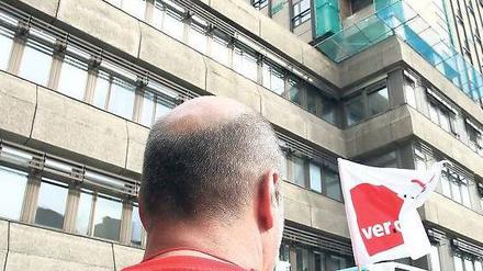 Protest. Streikende Mitarbeiter der Charité-Tochterfirma CFM demonstrieren am Montag vor dem Bettenhochhaus der Klinik in Mitte. 