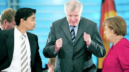 Koalition am Ende? Horst Seehofer redet auf Philipp Rösler und Angela Merkel ein. Aber die verstehen offenbar nur Bahnhof.