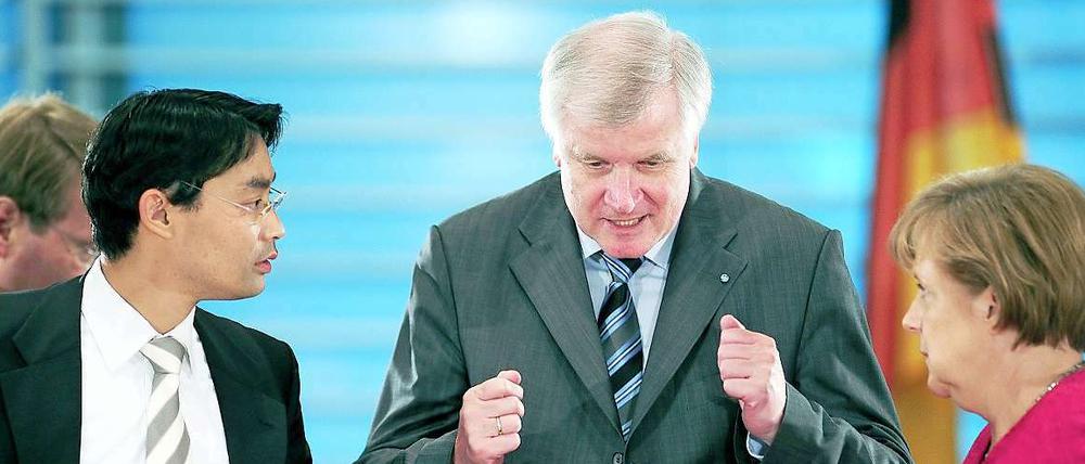 Koalition am Ende? Horst Seehofer redet auf Philipp Rösler und Angela Merkel ein. Aber die verstehen offenbar nur Bahnhof.
