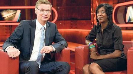 Nervös wirkte Moderator Günther Jauch am Sonntag bei der Premiere seiner ARD-Talkshow, in der auch die „9/11“-Überlebende Marcy Borders zu Gast war. Foto: ARD/Steffen Kugler
