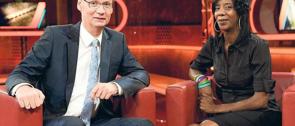 Nervös wirkte Moderator Günther Jauch am Sonntag bei der Premiere seiner ARD-Talkshow, in der auch die „9/11“-Überlebende Marcy Borders zu Gast war. Foto: ARD/Steffen Kugler
