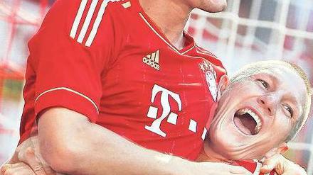 Hoch soll er ihn heben. Bastian Schweinsteiger gratuliert seinem Teamkollegen Mario Gomez zu den Saisontreffern fünf, sechs, sieben und acht. Foto: Reuters