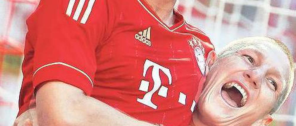 Hoch soll er ihn heben. Bastian Schweinsteiger gratuliert seinem Teamkollegen Mario Gomez zu den Saisontreffern fünf, sechs, sieben und acht. Foto: Reuters