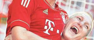 Hoch soll er ihn heben. Bastian Schweinsteiger gratuliert seinem Teamkollegen Mario Gomez zu den Saisontreffern fünf, sechs, sieben und acht. Foto: Reuters