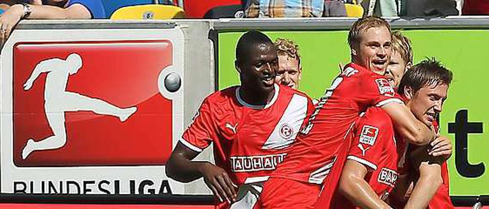 Die Düsseldorfer Spieler bejubeln das Tor zum 2:0 durch Sascha Rösler (r).
