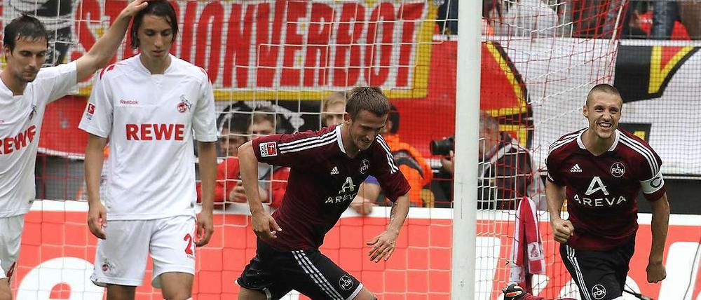 Timmy Simons (r.) bejubelt seinen zweiten Elfmetertreffer zusammen mit Tomas Pekhart (2.v.r.), der noch in der ersten Hälfte die Gelb-rote Karte sah.