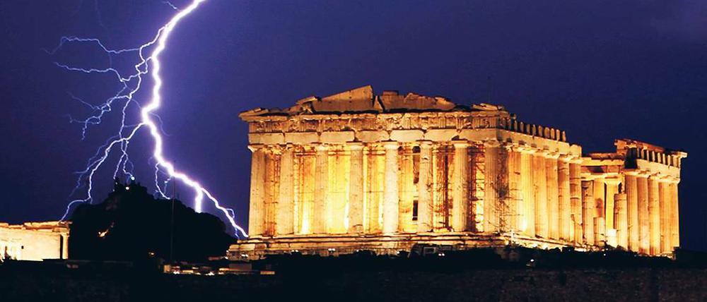Stürmische Zeiten. Ein Blitz nahe der Athener Akropolis. Die griechische Regierung muss immer neue Rückschläge im Kampf gegen die Pleite offenbaren.