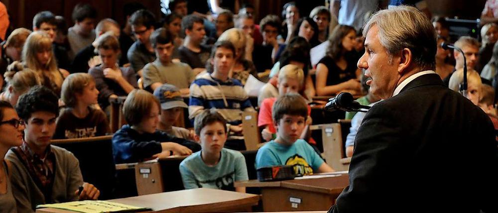 "Na, hört ihr mir auch alle zu?" Klaus Wowereit und die Schüler im Rathaus Schöneberg.