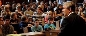 "Na, hört ihr mir auch alle zu?" Klaus Wowereit und die Schüler im Rathaus Schöneberg.