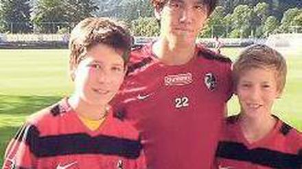 Auf du und du. Kaan (links) und Bruno mit Kisho Yano vom FC Freiburg. 