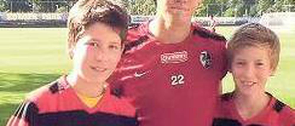 Auf du und du. Kaan (links) und Bruno mit Kisho Yano vom FC Freiburg. 