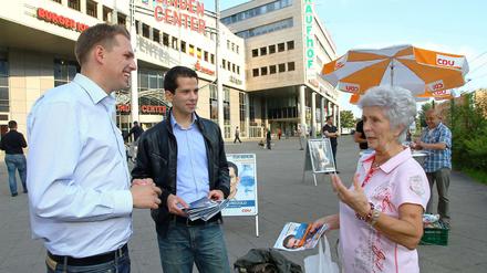 In Hohenschönhausen spricht CDU-Kandidat Martin Pätzold (Mitte) mit Bärbel Röhr, einer seiner potenziellen Wählerinnen.