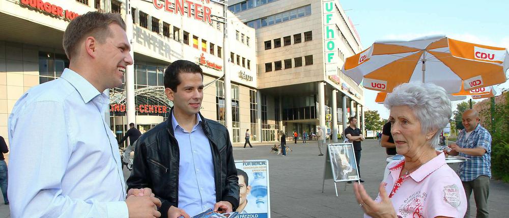 In Hohenschönhausen spricht CDU-Kandidat Martin Pätzold (Mitte) mit Bärbel Röhr, einer seiner potenziellen Wählerinnen.