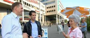 In Hohenschönhausen spricht CDU-Kandidat Martin Pätzold (Mitte) mit Bärbel Röhr, einer seiner potenziellen Wählerinnen.