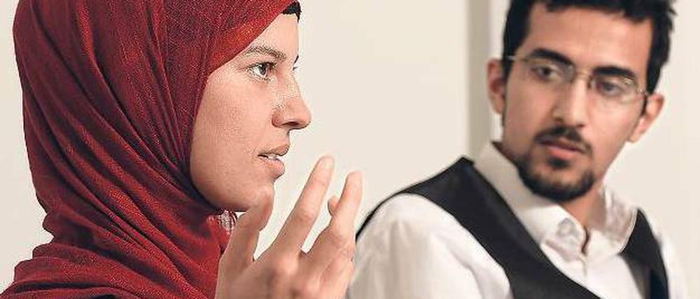 Glaubenssache. Amina Hamed, 25, hat an der FU ihr zweites Staatsexamen in Pharmazie bestanden. Sie ist in Deutschland geboren, ihre Mutter ist Deutsche, ihr Vater Tunesier. Zwischen zweitem und achtem Lebensjahr lebte sie in Tunesien, seitdem lebt sie in Wedding. In dem von Innensenator Körting unterstützten Projekt „Juma - jung, muslimisch, aktiv“ engagiert sie sich in der Gruppe „Identität“. Osamah Al Doaiss, 19, studiert ab Oktober an der TU Informatik und Mathematik. Er verbrachte seine ersten vier Lebensjahre im Jemen, woher sein Vater stammt. Mit sechs kam er nach Deutschland. Bei Juma engagiert er sich ebenfalls in der Gruppe „Identität“.