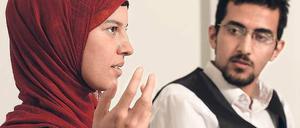Glaubenssache. Amina Hamed, 25, hat an der FU ihr zweites Staatsexamen in Pharmazie bestanden. Sie ist in Deutschland geboren, ihre Mutter ist Deutsche, ihr Vater Tunesier. Zwischen zweitem und achtem Lebensjahr lebte sie in Tunesien, seitdem lebt sie in Wedding. In dem von Innensenator Körting unterstützten Projekt „Juma - jung, muslimisch, aktiv“ engagiert sie sich in der Gruppe „Identität“. Osamah Al Doaiss, 19, studiert ab Oktober an der TU Informatik und Mathematik. Er verbrachte seine ersten vier Lebensjahre im Jemen, woher sein Vater stammt. Mit sechs kam er nach Deutschland. Bei Juma engagiert er sich ebenfalls in der Gruppe „Identität“.